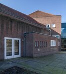 Achterzijde. Rechts de nieuwere theaterzaal.
<br/>
Marcel Westhoff, 2019-02-01